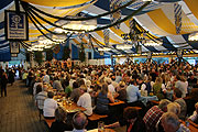 volles Bierzelt bei der Krönung von Lena I. (©Foto: Martin Schmitz)